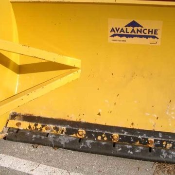 Rubber tipped snow plows extend expansion joint service life